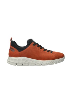 Baskets en daim marron avec col noir, lacets noirs, semelle blanche texturée et texte "FUTURE" sur la languette arrière.