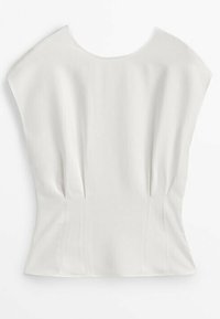 Haut blanc avec un col rond, des manches courtes et des plis discrets à la taille. Le tissu a une texture lisse et une finition raffinée.