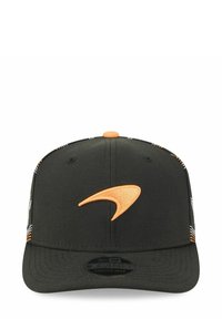 Schwarze Mütze mit gebogenem Schirm. Verfügt über ein oranges Logo auf der Vorderseite und kontrastierende Nähte an den Seiten. Strukturierter Stoff.