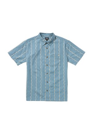 Korte mouwen knoopshirt in lichtblauw, met witte verticale strepen en een klein borstzakje. Gemaakt van lichtgewicht stof.