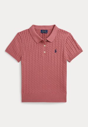 Pink kortærmet kabelstrikket polo med krave, tre knapper og lille mørkeblå broderet logo på brystet.