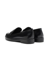 Zwarte leren loafers met een gladde textuur, lage hak en ronde neus. Beschikt over een subtiele naaddetail aan de voorkant en zijkanten.