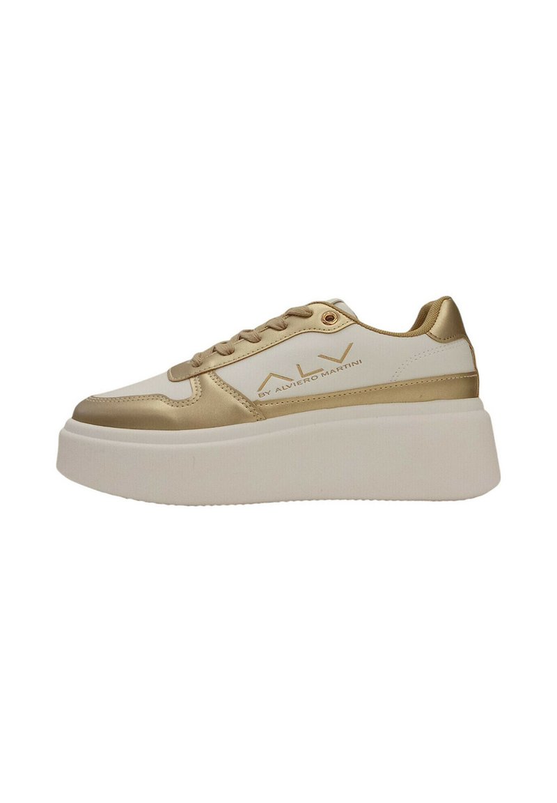 Sneakers platform bianchi e dorati con una texture liscia, caratterizzati da una punta arrotondata, design con lacci e dettaglio del logo sul lato.