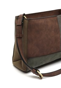 Borsa in pelle marrone e verde con una finitura testurizzata, forma rettangolare, tracolla regolabile e dettagli in metallo color oro.