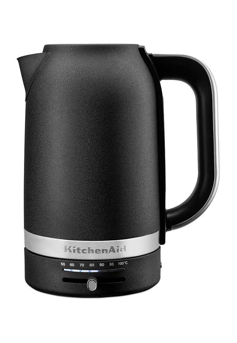 Czarny czajnik elektryczny z fakturowaną obudową, stalowym paskiem i przejrzystą skalą temperatury. Posiada wygodny uchwyt i dzióbek.