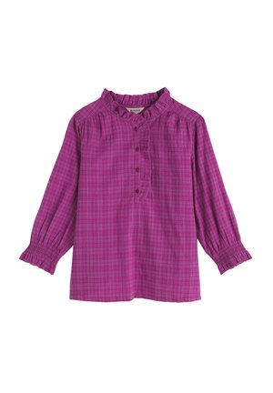 Majica z dolgimi rokavi v živo magenta barvi s karo vzorcem, nabranim ovratnikom, sprednjim gumbnim zapiranjem in elastičnimi manšetami.