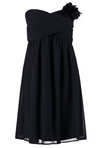 Robe noire sans bretelles avec corsage plissé, jupe fluide longueur genou, et ornement en fleur en tissu sur le côté gauche de l'encolure.