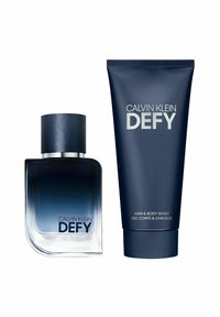 Calvin Klein DEFY hajuvesipullossa on gradient sininen lasisuunnittelu, jossa on teksturoitu sininen korkki; mukana onMatching sininen hiusten ja vartalon pesuaineputki.