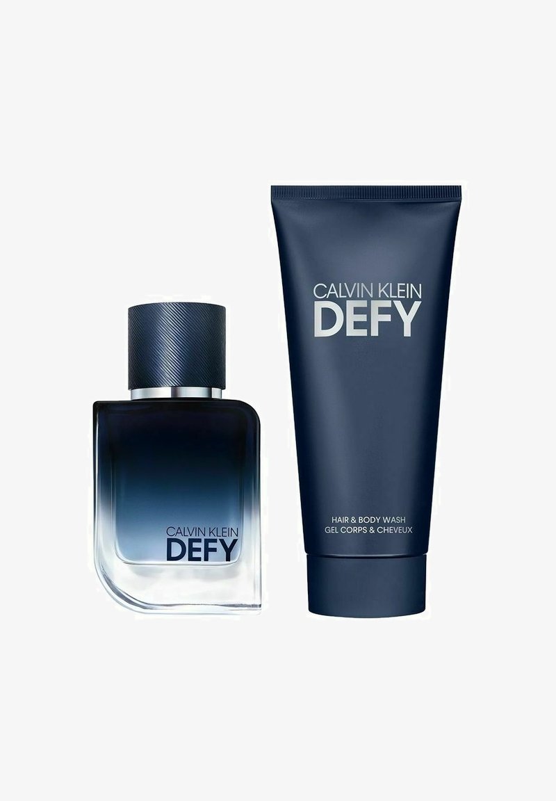 Calvin Klein DEFY hajuvesipullossa on gradient sininen lasisuunnittelu, jossa on teksturoitu sininen korkki; mukana onMatching sininen hiusten ja vartalon pesuaineputki.