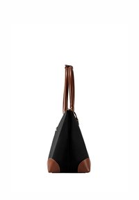 Borsa a triangolo nera con dettagli in pelle marrone. Presenta due manici e una chiusura con zip. Materiale liscio con dettagli di cucitura.