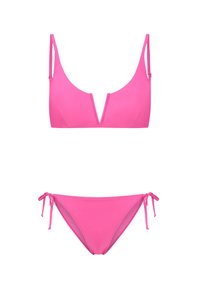 Rózsaszín bikini szett, minimalista V-kivágással, állítható pántokkal a felső részen és megkötős záródással az alsón. Sima textúra.