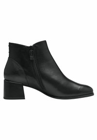 Stivali in pelle nera alla caviglia con punta affilata e tacco basso a blocco. Presentano una cerniera laterale e una texture liscia. Design semplice e funzionale.