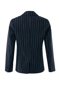 Granatowa marynarka w prążki, o dopasowanym kroju, z klapami z wcięciem, zapinanymi na guziki mankietami oraz pojedynczym rozcięciem z tyłu. Teksturowana tkanina.