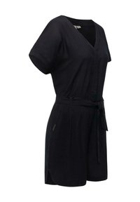Svart kortärmad jumpsuit med V-ringning, insvängd midja och bälte. Tillverkad av lätt tyg och har två sidofickor.