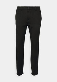 Pantalones negros hechos de una tela suave y tejida. Cuentan con un cierre de botón y ansilas para cinturón, con un corte ajustado y diseño de pierna recta.