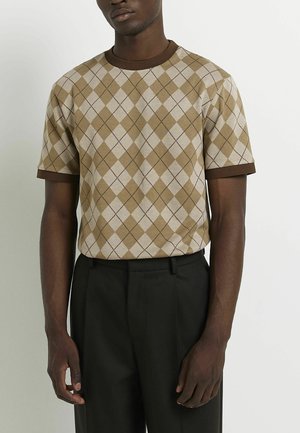 Brązowa i beżowa koszula z krótkim rękawem w wzór argyle, z ciemnobrązowym prążkowanym okrągłym dekoltem i mankietami na rękawach.