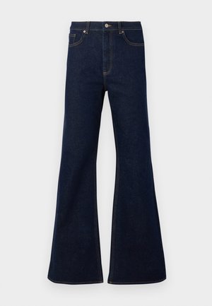Dunkelblaue ausgestellte Jeans aus Denim mit hoher Taille, frontalen Taschen und goldenen Nähakzenten. Glatte Textur mit traditionellem Schnitt.