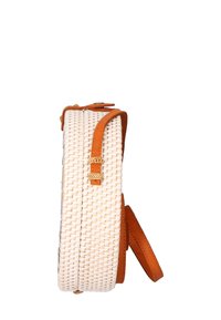 Borsa in paglia intrecciata a forma rotonda, accentuata da una tracolla in pelle marrone e hardware coordinato. Presenta una texture liscia e un colore neutro.
