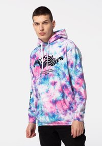 Felpa con cappuccio in un motivo multicolore tie-dye che presenta tonalità di rosa, blu e bianco. Include una tasca frontale e un logo stampato sul petto e sulla manica.
