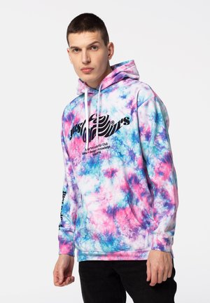 Hættetrøje i multicolor tie-dye mønster med pink, blå og hvid. Inkluderer en frontlomme og trykt logo på brystet og ærmet.