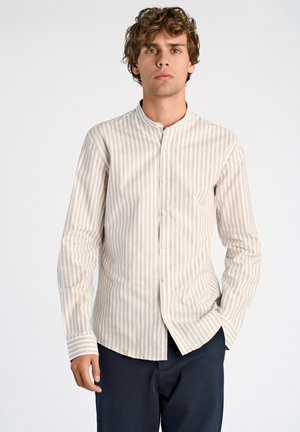 Camisa de rayas de color claro con cuello de banda, mangas largas, cierre de botones y dobladillo recto. La tela parece suave y similar al algodón.