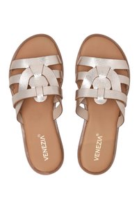 Åbne sandaler i metallisk rosaguld med vævede stropper og flad sål. Branding på indersålen og glat texture hele vejen igennem.