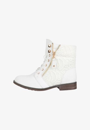 Hvid ankelstøvle med glat læder foran og ryg med snoremønster. Har guld lynlåse og runde nitter samt en lav træhæle.