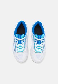 Weiße Sportschuhe mit blauen Akzenten, ausgestattet mit einem atmungsaktiven Mesh-Obermaterial, weißen Schnürsenkeln und einem gepolsterten Schaft. Strukturierte Sohle für guten Grip.