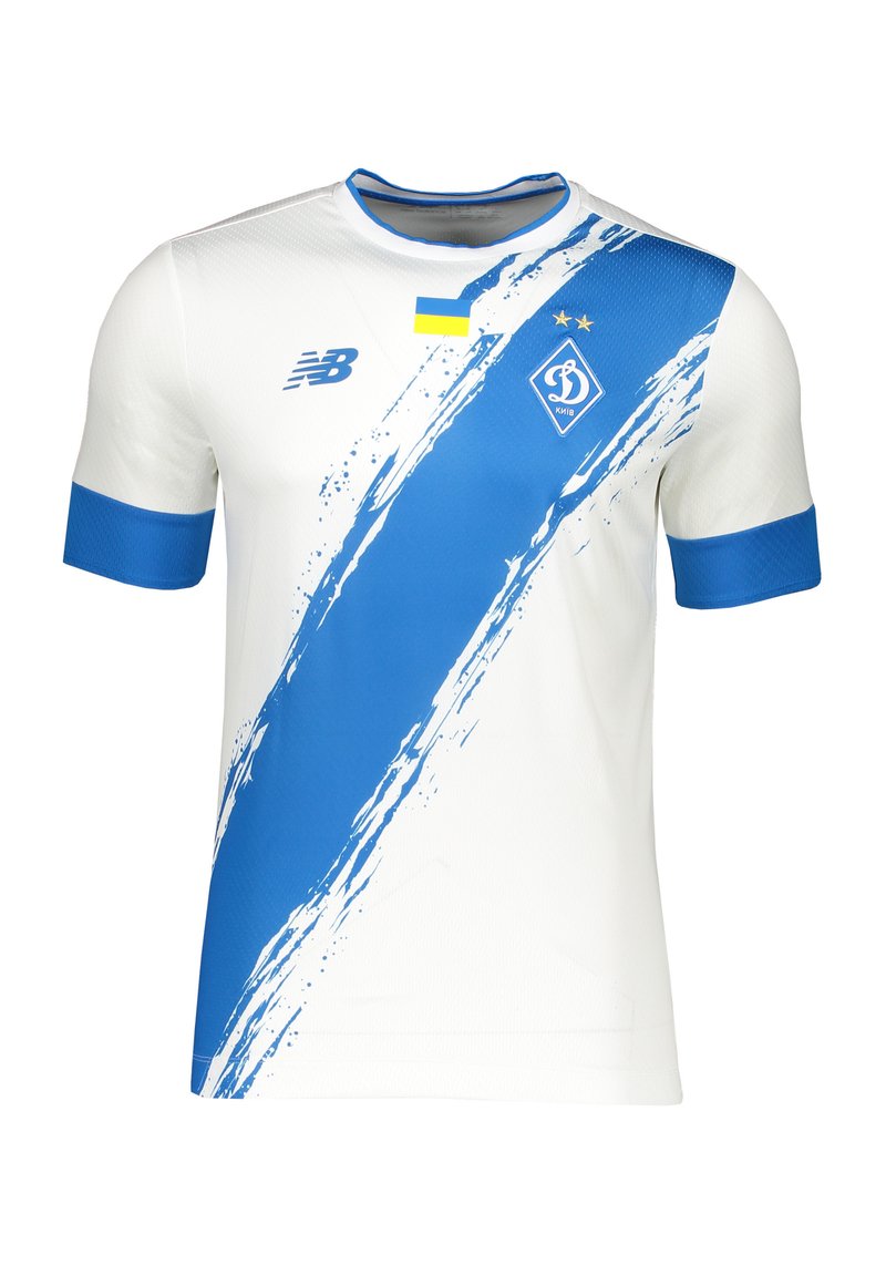 Biała koszulka sportowa z niebieskim ukośnym wzorem przypominającym pociągnięcie pędzla, niebieskimi akcentami na rękawach oraz logo "New Balance". Zawiera flagę Ukrainy i emblemat drużyny.