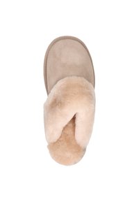 Beige suède pantoffel met een fluffy beige lamswol voering, ronde vorm, gesloten neus en geen zichtbare hardware of extra accenten.
