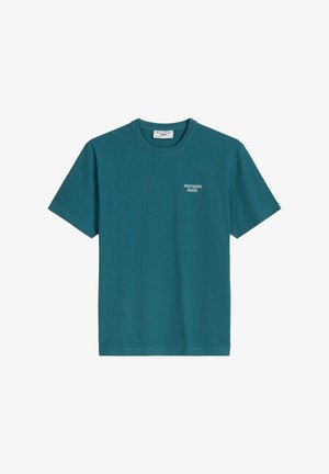 T-shirt verde acqua a maniche corte con collo a girocollo e piccolo logo "marcopolo denim" sul petto a sinistra, schiena tinta unita e orlo dritto.