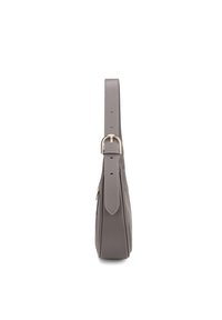 Grijze leren schoudertas met een platte, rechthoekige vorm, verstelbare band en gouden hardware accenten. Gladde textuur en minimalistisch ontwerp.