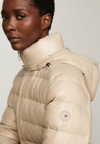Tommy Hilfiger GLOSS TYRA - Piumino - beige