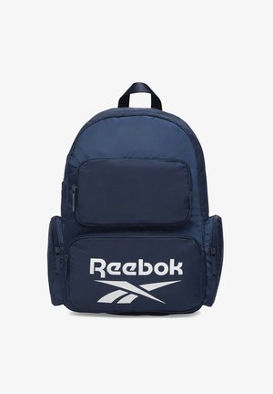 Ciemnoniebieski plecak Reebok z wieloma kieszeniami zapinanymi na zamek i białym logo marki na przedniej kieszeni.