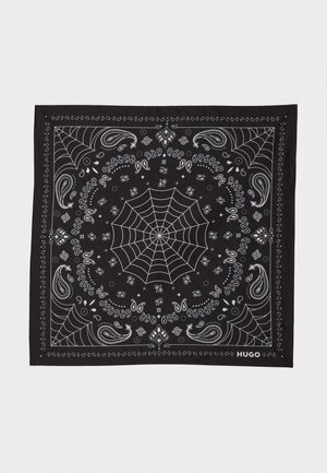 Bandana noire avec des motifs paisley blancs et des designs de toile d'araignée. Tissu texturé avec le logo "HUGO" dans le coin inférieur.