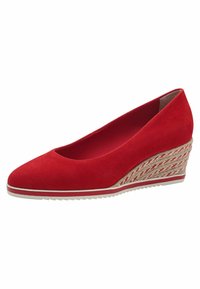 Červená semišová wedge bota s kulatou špičkou, s pleteným juteovým podpatkem a bílou gumovou podrážkou. Hladký povrch s minimálními akcenty.