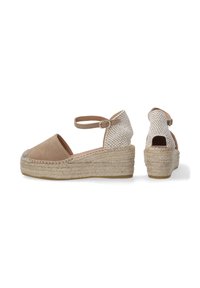 Beige espadriller med lukket tå, justerbar ankelrem og vævet bag; surring med jute; glat suede overdel.