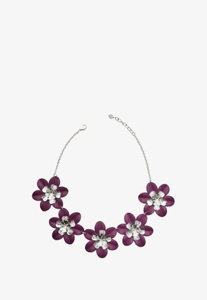 Collana floreale viola con cinque fiori in pelle e dettagli in argento, appesa a una catena argentata con chiusura regolabile.