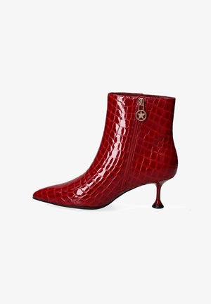 Rote Lackleder-Stiefelette mit Krokodiltextur, spitzer Zehenform und goldenen Reißverschlussakzenten. Verfügt über einen dünnen, geschwungenen Absatz.