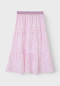 Pink floral print maxi skirt med et lagdelt design, prydet med en tekstureret elastisk talje i en kontrasterende lys lilla.