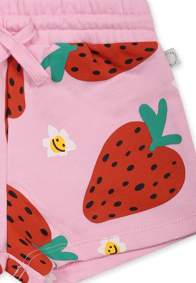 Shorts rosa realizzati in tessuto elastico, con grandi fragole rosse accompagnate da foglie verdi e semi neri, accentuati da fiori bianchi e api.