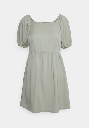 Vestido verde claro com decote quadrado, mangas bufantes e cintura franzida. Feito de um tecido suave, apresenta uma silhueta relaxada, em forma de A.