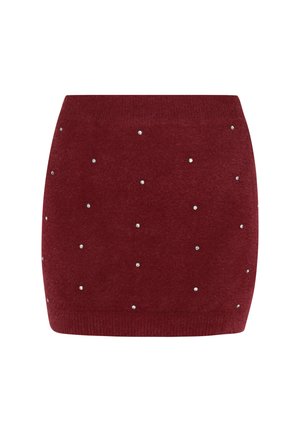 Burgundi mini seelik pehmest kangast, kaunistatud ehtsate kivikeste ja elastse vöökohtaga, millel on sile tekstuur.