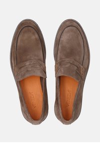 Braune Wildleder-Loafer mit orangefarbenen Lederinnensohlen und kontrastierender Naht. Slipper-Design mit einem dekorativen Frontakzent.