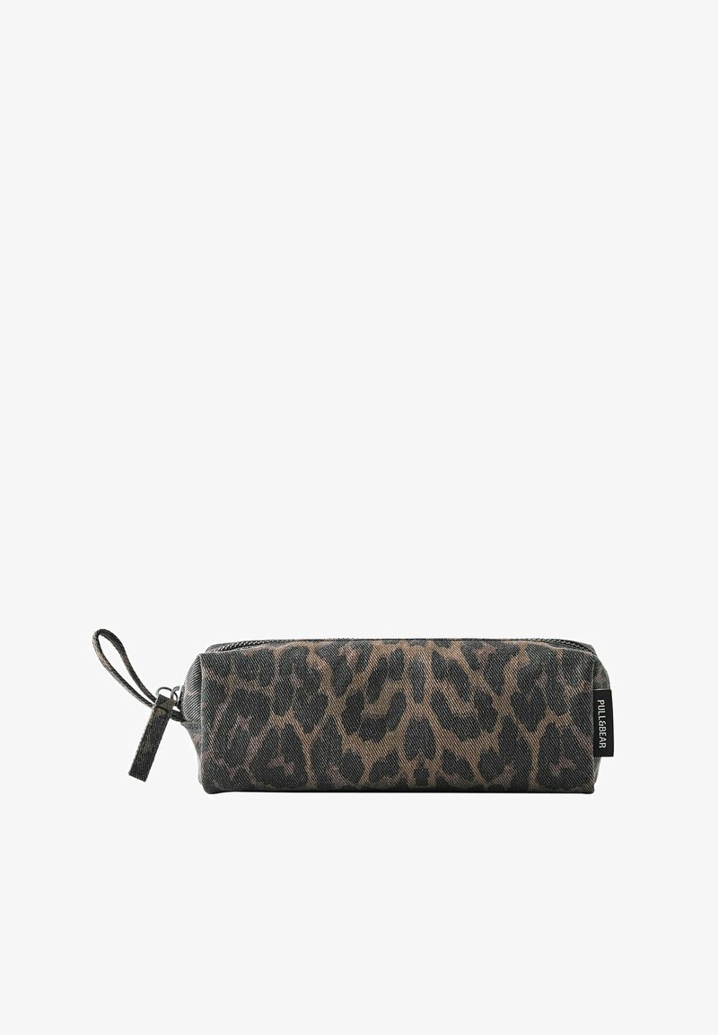 Trousse rectangulaire avec motif léopard marron et noir et fermeture éclair avec languette sur un côté.