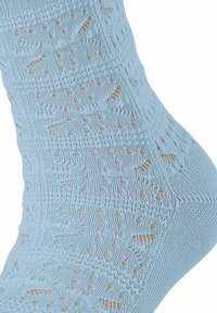 Hellblauer gestrickter Socke mit einem aufwendigen Spitzenmuster und offenen Bereichen, glatter Textur sowie verstärkten Zehen- und Fersenakzenten.