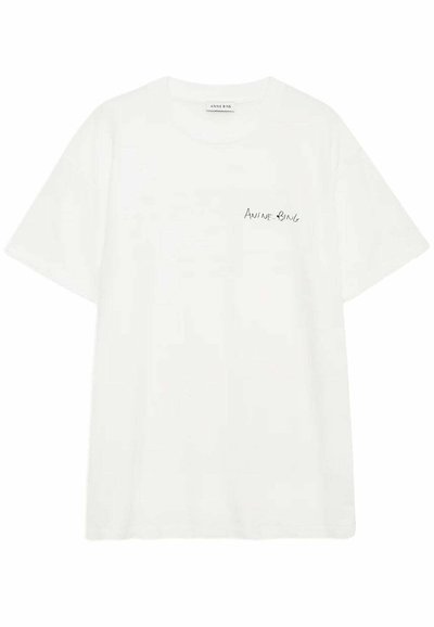 T-shirt en coton blanc avec un col rond et des manches courtes, arborant un petit logo noir "ANINE BING" sur la zone de la poche gauche de la poitrine.