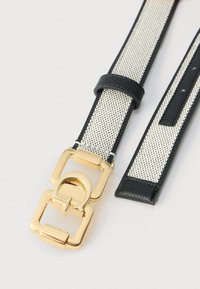 Curea din piele neagră și plasă albă cu o cataramă pătrată aurie. Designul are o textură netedă și este reglabil cu mai multe găuri.