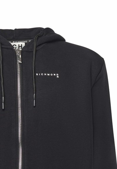 Felpa nera con zip realizzata in tessuto morbido. Presenta una zip argentata, cappuccio con cordino e stampa bianca del logo sul lato sinistro del petto.