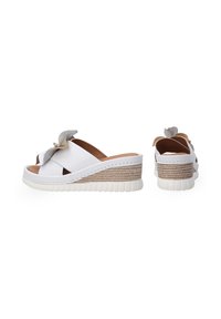 Witte wedge sandalen met kruislings ontwerp en strikdetail. Voorzien van een gegoten, natuurlijk gekleurde wedge en een gevoerde binnenzool.